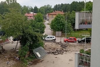 Pljevlja: Komunalna policija nepropisno parkiranim automobilima štiti gradilište, ujedno ugrožava bezbjednost saobraćaja i građana