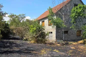Umalo izgorjele tri kuće u Nikšiću, požar podmetnut