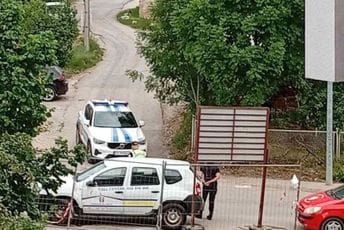 Policija izašla na teren u Pljevljima: Traže od Komunalne policije isprave, oni kažu da nemaju, odbijaju naređenje da uklone automobile