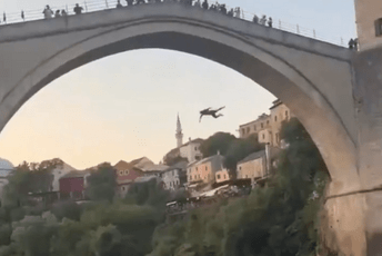 Nevjerovatne scene u Mostaru: Turista skočio sa čuvenog mosta, mještani ga pretukli (VIDEO)