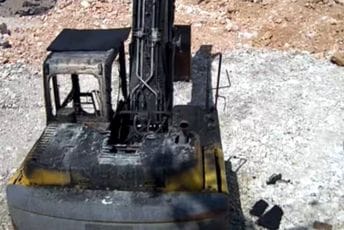 Vukadinoviću sinoć zapaljen bager kod Kruševog ždrijela: Jedna osoba sa majicom preko glave polivala benzin, druga stojala u neposrednoj blizini