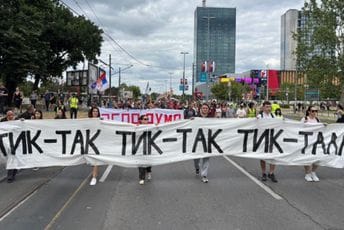 Počinje veliki skup u Beogradu, Slavija skoro puna, Vučićeve pristalice okupljaju se kod Skupštine