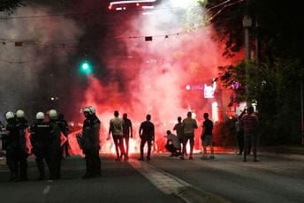 Sukobi u Beogradu: Bačen i suzavac, kordon policije potiskuje građane