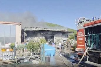 (VIDEO) Nikšić: Vatrogasci gase požar u magacinima firme Garden lux