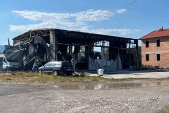 (FOTO) Podgoričaninu izgorio hangar sa vozilima; Ćulafić: Mujović tvrdio da je požar bio pod kontrolom