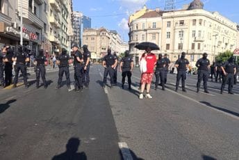 Sve veći broj blokiranih ulica u Beogradu: Stigla i nova ekipa interventne jedinice, potiskuju građane ka Brankovom mostu