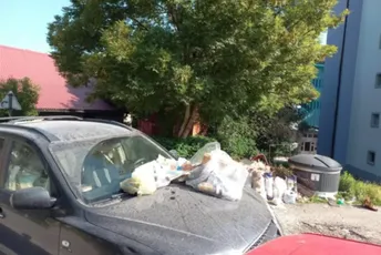 (FOTO) Pljevljaci umjesto u kontejnere smeće odlažu na vozila Komunalne policije