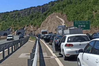 Udes na auto-putu: Stvorene velike gužve, policija preusmjerava saobraćaj preko Platija