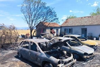 Kuće Rakića: U požaru oštećeno šest vozila