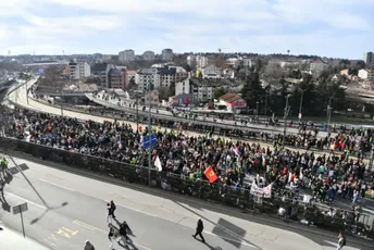 Nastavljeni protesti u Srbiji: Policija uklanjala građane koji su blokirali saobraćaj
