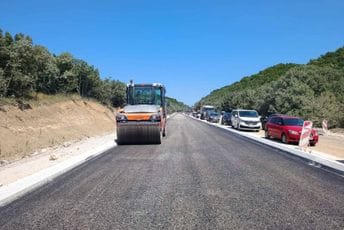 Počelo asfaltiranje dodatna tri kilometra na putu Jaz - Tivat