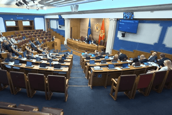 Vuković-Kuč: Mandić da pozove članove žirija za dodjelu Trinaestojulske nagrade i da ponište odluku; Božović: Crnogorski jezik je nakaradan