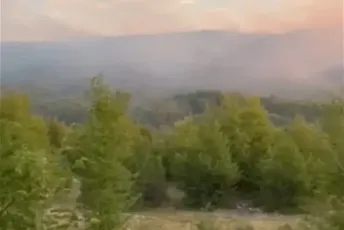 Požar u Nikšiću bukti tri dana, i danas pomaže avion