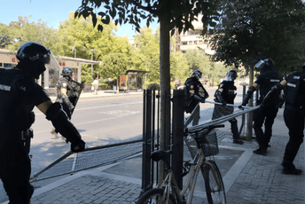 Jake policijske snage uklonile većinu blokada u Srbiji: Privedeno više demonstranata, među njima profesor i maloljetnik