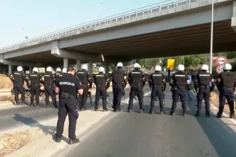 U Srbiji i danas blokade: Policija u Beogradu odvela odbornika, brojni organi reda u Čačku...
