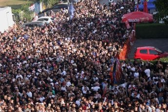 Nema kraja kolonama: Pogledajte kakve su gužve na ulazu za Thompsonov koncert (VIDEO)