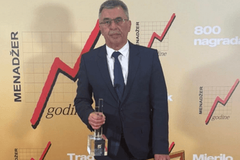 Odžić: Đukanović vjeruje da niko nije vidio da mu je nagradu uručio Mesić
