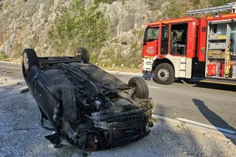 Udes na putu Cetinje-Budva: Dvoje povrijeđenih, transportovani u KCCG
