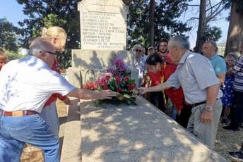 Položen vijenac na grobnicu strijeljanih na Belvederu