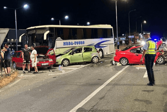 Teška saobraćajna nesreća u BiH: Sudarili se autobus i tri automobila