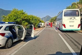 Perast: Sudarili se autobus i dostavno vozilo, jedna osoba povrijeđena