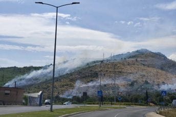 Podgorica: Veliki požar kod Komanskog mosta, počelo gašenje iz aviona