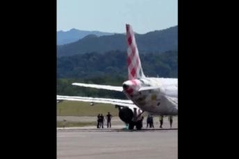 Muškarac poginuo na aerodromu u Italiji, usisao ga motor aviona