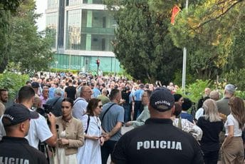 FCJK: Najoštrije osuđujemo policijsku brutalnost nad demonstrantima kod Vile Gorica, Radoman završio u Urgentnom centru