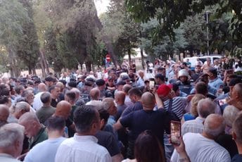 Novi incidenti: Policija ponovo koristila biber sprej, hitna ukazuje pomoć građanima (FOTO/VIDEO)
