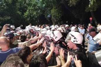Građani skandiraju ime Miloša Karadaglića, podigli i gitaru, pjevaju "Neukusu treba reći ne" (FOTO / VIDEO)