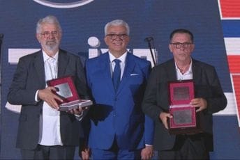 (VIDEO) Dok se ljudi guše od biber spreja, Mandić dodijelio Trinaestojulske nagrade: Izabrani slobodnom voljom i bez ičijeg pritiska