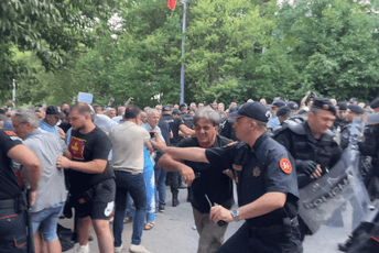 Policajac ciljano prska biber-sprejom građane na protestu