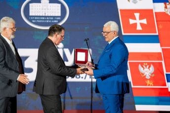 (VIDEO) Dok se ljudi guše od biber spreja, Mandić dodijelio Trinaestojulske nagrade: Izabrani slobodnom voljom i bez ičijeg pritiska