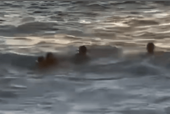 (VIDEO) Drama na plaži u Baru, djevojčica spašena u posljednjem trenutku