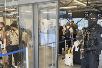 Pogledajte kako je na tivatskom aerodromu: Pojačane mjere bezbjednosti, pomažu Specijalne i Posebne jedinice policije (FOTO)