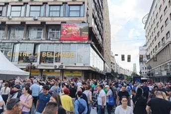 (FOTO) Beograd: Šešelj promovisao knjigu kojom negira genocid, okupio se veliki broj građana