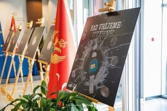 Izložba o genocidu u Srebrenici u Vladi bila otvorena svega - četiri sata