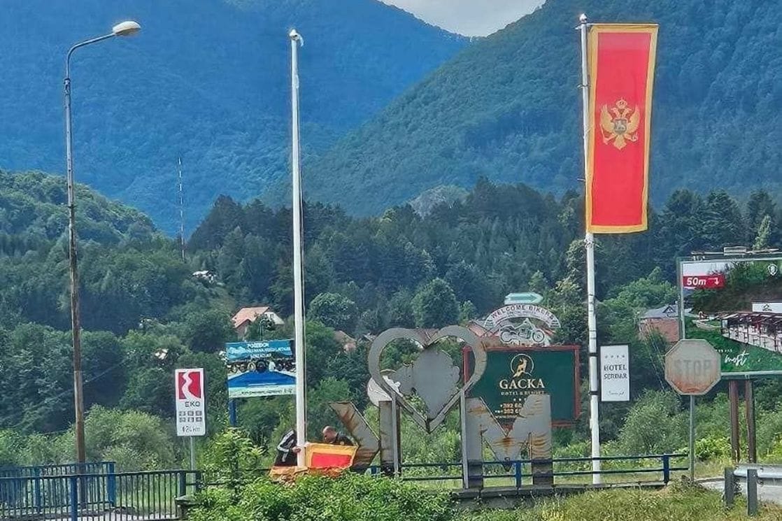 (VIDEO) Mojkovac: Građani spriječili pokušaj uklanjanja crnogorske ...