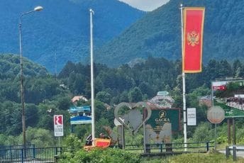 (VIDEO) Mojkovac: Građani  spriječili pokušaj uklanjanja crnogorske zastave i postavljanja trobojke