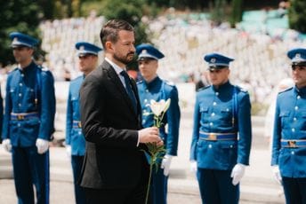 Milatović u Potočarima: Obaveza svakog demokratskog društva je da čuva sjećanje na Srebrenicu