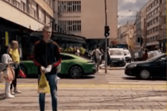 Sarajevo na minut zanijemilo: Pogledajte kako su u tom gradu odali počast žrtvama u Srebrenici (VIDEO)