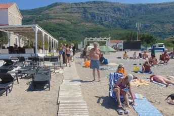 Zbog šetnje ulicama u kupaćem kostimu: Evo gdje je izdato najviše kazni na crnogorskom primorju