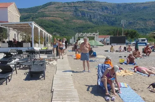 Zbog šetnje ulicama u kupaćem kostimu: Evo gdje je izdato najviše kazni na crnogorskom primorju