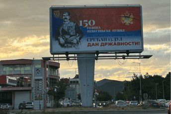 Bilbord u Nikšiću: Dan državnosti Crne Gore čestitan uz simboliku Nevesinjske puške i srpsku trobojku