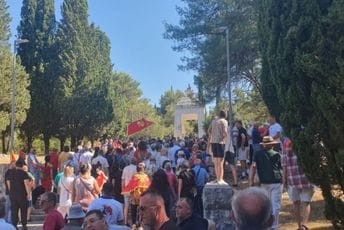 (FOTO/VIDEO) Počeo protest na Gorici; Pavićević: Tu smo da kažemo ne brisanju vrijednosti na kojima je Crna Gora stasala kao slobodna, antifašistička i građanska zemlja