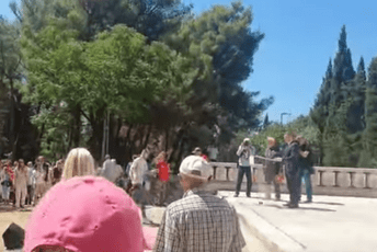 (VIDEO) Građani izviždali Mujovića na Gorici: Izdajniče, idi kod Andrije Mandića