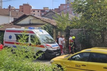 Izgorjela kuća u Podgorici: Jedna osoba prevezena u Urgentni, požar podmetnut
