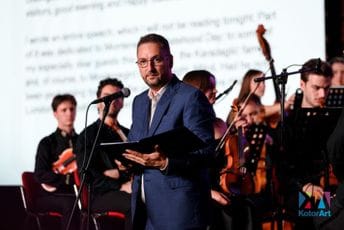 Martinović: Govornica KotorArta nikad nije bila zamišljena za vatromete političara i njihova slikanja, nego kao mjesto susreta i suočavanja sa stvarnošću