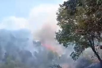 (VIDEO) Podgorica: Ugašen požar kod magacina MUP-a u Zagoriču, vatra zahvatila Kosor, Brskut i Stravče