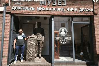 Brković čestitao 13. jul fotografijom ispred muzeja Čiča Draže
